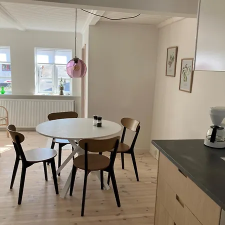 Nyrenoveret Charmerende Hébergement de vacances